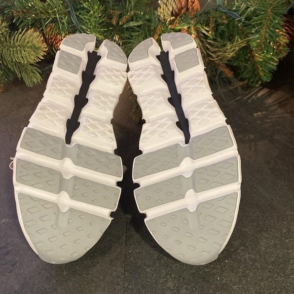 On running sneaker - Picture 2 of 3